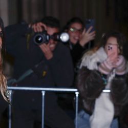 La diseñadora británica Victoria Beckham se marcha tras ser nombrada Caballero de la Orden de las Artes y las Letras durante una ceremonia en el Ministerio de Cultura en París, Francia. | Foto:Sebastien Dupuy / AFP