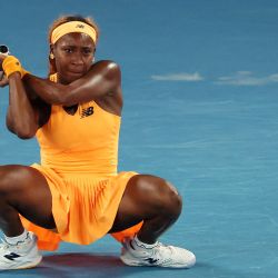 La estadounidense Coco Gauff devuelve la pelota a la ucraniana Elina Svitolina durante su partido de cuartos de final individual femenino en el décimo día del torneo de tenis Abierto de Australia en Melbourne. | Foto:DAVID GRAY / AFP