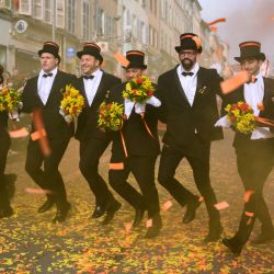 Miembros de los Conscrits durante "La fete des Conscrits", un festival de la tradición Beaujolais en Villefrance-sur-Saône, centro-este de Francia. Las personas nacidas el mismo año y las de décadas anteriores se reúnen para celebrar juntas, construir una carroza, disfrazarse y festejar con bombos y platillos. | Foto:OLIVIER CHASSIGNOLE / AFP