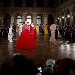 Modelos presentan creaciones de Gaurav Gupta para el desfile de Alta Costura Primavera/Verano 2026, durante la Semana de la Moda de Alta Costura de París. | Foto:Sébastien DUPUY / AFP