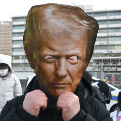 Un manifestante lleva una máscara del presidente estadounidense Donald Trump durante una manifestación en la que condena los planes de Trump de aumentar los aranceles a Corea del Sur frente a la embajada estadounidense en Seúl. El presidente estadounidense Donald Trump anunció que aumentaría los aranceles a productos surcoreanos, como automóviles, madera y productos farmacéuticos, acusando al país de incumplir un acuerdo comercial previo con Washington. | Foto:Jung Yeon-je / AFP