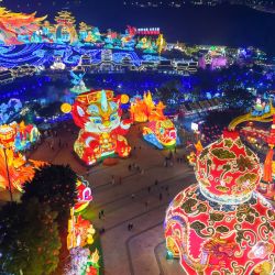 Vista aérea tomada con un dron de linternas durante la 32 Exposición Internacional de Linternas con forma de Dinosaurios de Zigong, en Zigong, en la provincia de Sichuan, en el suroeste de China. | Foto:Xinhua/Wang Xi