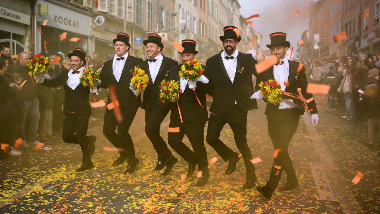 Miembros de los Conscrits durante "La fete des Conscrits", un festival de la tradición Beaujolais en Villefrance-sur-Saône, centro-este de Francia. Las personas nacidas el mismo año y las de décadas anteriores se reúnen para celebrar juntas, construir una carroza, disfrazarse y festejar con bombos y platillos. | Foto:OLIVIER CHASSIGNOLE / AFP