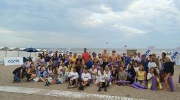 La propuesta de yoga en movimiento de OSDE convocó a grandes y chicos en una jornada dedicada al bienestar emocional en Cariló 27012026 