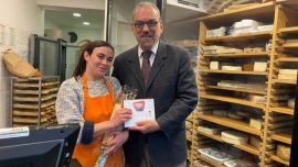 Fernando Iglesias le regalo un ramo de flores a la panadería que lo salvó de la hipotermia