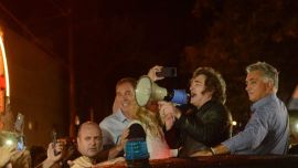 Detuvieron a un joven tras golpear la camioneta de Javier Milei durante su visita a Mar del Plata