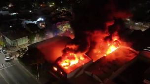 Incendio arrasa con una concesionaria de autos y una ferretería. 27012026