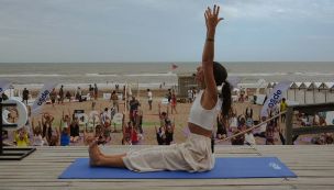 La propuesta de yoga en movimiento de OSDE convocó a grandes y chicos en una jornada dedicada al bienestar emocional en Cariló 27012026 