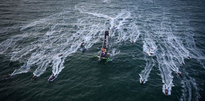 El capitán francés Thomas Coville y su tripulación navegan a bordo del multicasco de clase Ultim "Sodebo Ultim 3" tras cruzar la meta de su intento de conquistar el Trofeo Julio Verne, en el océano Atlántico, frente a la costa de Brest, Bretaña, oeste de Francia.