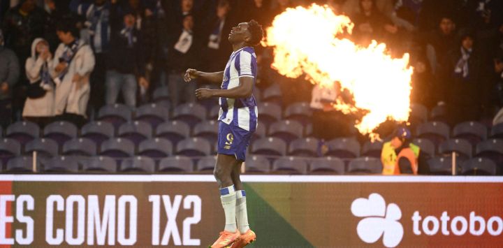 El delantero español del FC Porto, Samuel Omorodion, celebra el primer gol de su equipo desde el punto de penal durante el partido de la Liga Portuguesa entre el FC Porto y el Gil Vicente FC en el estadio Dragao de Oporto.