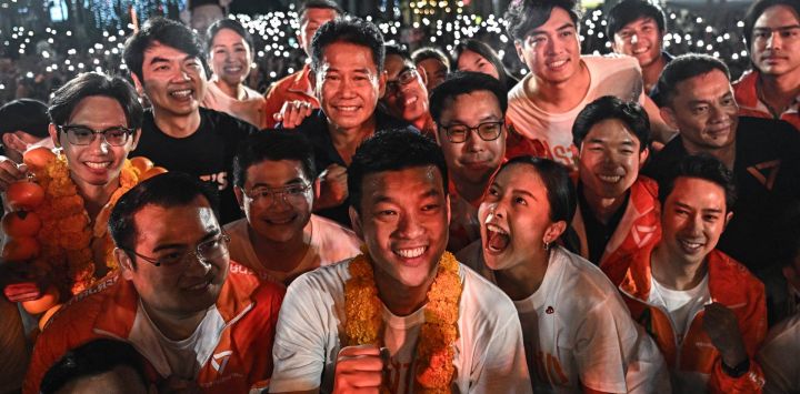 El líder del Partido Popular y candidato a primer ministro, Natthaphong Ruengpanyawut (centro), posa en el escenario con sus compañeros de partido en un mitin de campaña previo a las elecciones generales en Bangkok, Tailandia.