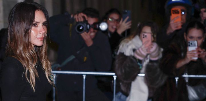 La diseñadora británica Victoria Beckham se marcha tras ser nombrada Caballero de la Orden de las Artes y las Letras durante una ceremonia en el Ministerio de Cultura en París, Francia.
