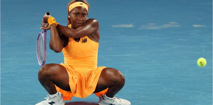 La estadounidense Coco Gauff devuelve la pelota a la ucraniana Elina Svitolina durante su partido de cuartos de final individual femenino en el décimo día del torneo de tenis Abierto de Australia en Melbourne.