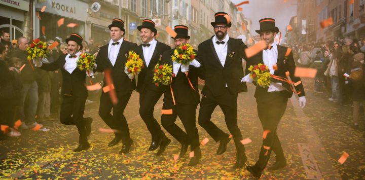 Miembros de los Conscrits durante "La fete des Conscrits", un festival de la tradición Beaujolais en Villefrance-sur-Saône, centro-este de Francia. Las personas nacidas el mismo año y las de décadas anteriores se reúnen para celebrar juntas, construir una carroza, disfrazarse y festejar con bombos y platillos.