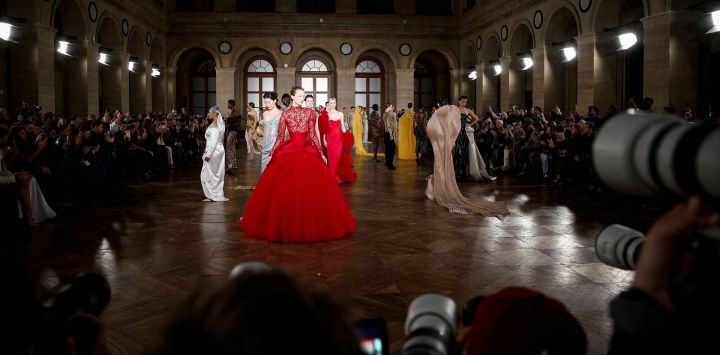 Modelos presentan creaciones de Gaurav Gupta para el desfile de Alta Costura Primavera/Verano 2026, durante la Semana de la Moda de Alta Costura de París.