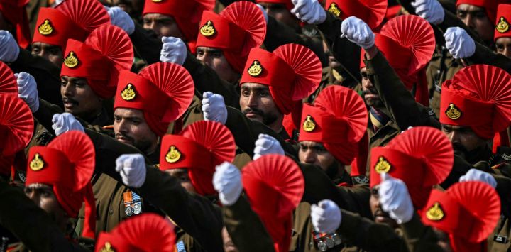 Soldados indios marchan durante el desfile del 77.º Día de la República en el sendero Kartavya de Nueva Delhi.