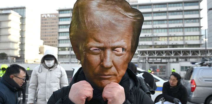 Un manifestante lleva una máscara del presidente estadounidense Donald Trump durante una manifestación en la que condena los planes de Trump de aumentar los aranceles a Corea del Sur frente a la embajada estadounidense en Seúl. El presidente estadounidense Donald Trump anunció que aumentaría los aranceles a productos surcoreanos, como automóviles, madera y productos farmacéuticos, acusando al país de incumplir un acuerdo comercial previo con Washington.
