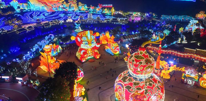 Vista aérea tomada con un dron de linternas durante la 32 Exposición Internacional de Linternas con forma de Dinosaurios de Zigong, en Zigong, en la provincia de Sichuan, en el suroeste de China.