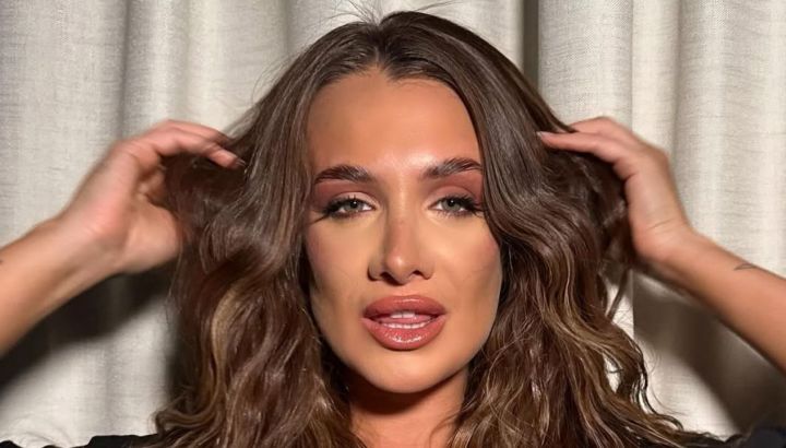 Adiós a los espacios reducidos: así es el moderno mobiliario que tiene Cami Homs en su cocina 