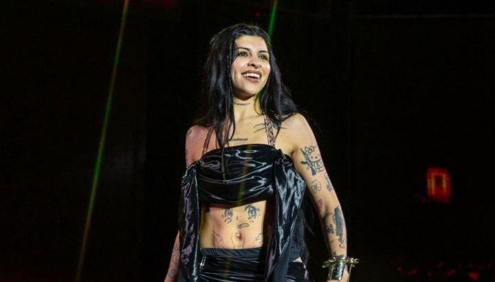 Cazzu deslumbró en el Cosquín 2026 con poncho, baile folklórico y la ovación del público