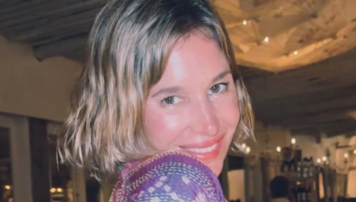 Dolores Barreiro apostó al mix de estilos con un look boho chic, detalles lenceros y gafas retro