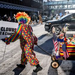 Coleen Fitzgerald, una trabajadora de la construcción jubilada de 73 años que protestó contra la guerra de Vietnam hace décadas, tira de una carreta con marionetas que representan a miembros de la administración actual mientras se une a otros manifestantes durante una marcha por las calles del centro de Minneapolis, Minnesota. | Foto:Roberto Schmidt / AFP