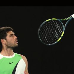 El español Carlos Alcaraz reacciona tras un punto ante el australiano Alex De Minaur durante su partido de cuartos de final individual masculino en el décimo día del torneo de tenis Abierto de Australia en Melbourne. | Foto:DAVID GRAY / AFP