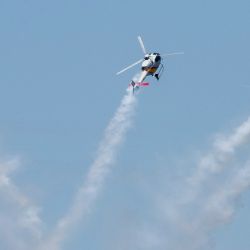 Helicópteros de la patrulla ASPA de la Fuerza Aérea Española realizan una exhibición aérea sobre la playa de Ipanema en Río de Janeiro, Brasil. El evento conmemora el centenario del vuelo Plus Ultra de 1926, la primera travesía del Atlántico Sur en un solo avión desde España hasta Sudamérica. | Foto:PABLO PORCIUNCULA / AFP