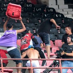 Hinchas del Cúcuta Deportivo se enfrentan en las tribunas durante el partido de la liga colombiana entre el Cúcuta Deportivo y el Atlético Bucaramanga en el estadio General Santander de Cúcuta, Colombia. Un hincha colombiano murió y otras cinco personas resultaron heridas en enfrentamientos entre grupos rivales tras un partido en la ciudad norteña de Cúcuta, informó la policía colombiana. | Foto:AFP