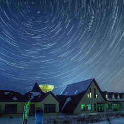 Imagen compuesta de una vista del cielo estrellado en la Estación de Esquí de Yabuli, en la provincia de Heilongjiang, en el noreste de China. Heilongjiang, la provincia más al norte de China, ha entrado en el período dorado para la observación del cielo estrellado de invierno. Con auroras que aparecen ocasionalmente, el cielo estrellado brillante y el paisaje helado juntos despliegan una imagen serena e impresionante. | Foto:Xinhua/Zeng Dong