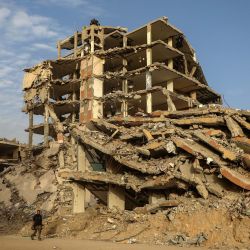 Palestinos caminan frente a edificios destruidos, en el barrio de Zeitoun, en el sureste de la Ciudad de Gaza. | Foto:Xinhua/Rizek Abdeljawad