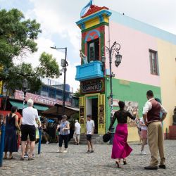 Personas recorren el sector "Caminito" del barrio de La Boca, en la ciudad de Buenos Aires, capital de Argentina. El número de viajeros no residentes que visitaron Argentina cayó un 14,3 por ciento interanual en 2025, hasta ubicarse en 5,3 millones de personas, según informó el Instituto Nacional de Estadística y Censos. | Foto:Xinhua/Martín Zabala
