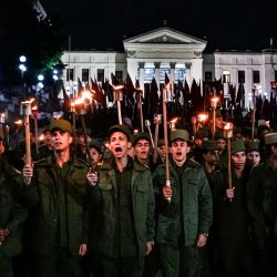 Soldados cubanos participan en la Marcha de las Antorchas en el 173.º aniversario del Héroe Nacional José Martí (líder de la independencia de Cuba de España y fundador del Partido Revolucionario Cubano) en La Habana. Miles de cubanos, en su mayoría jóvenes, marcharon en La Habana en protesta contra las amenazas estadounidenses contra la isla caribeña durante la tradicional "marcha de las antorchas". | Foto:ADALBERTO ROQUE / AFP