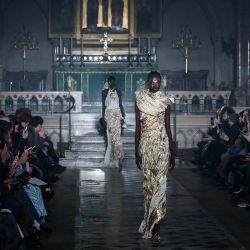 Una modelo presenta una creación de Yuima Nakazato para el desfile de Alta Costura Primavera/Verano 2026 de la colección femenina The American Cathedral, en el marco de la Semana de la Moda de Alta Costura de París, en París. | Foto:Sebastien Dupuy / AFP