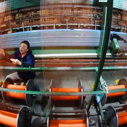 Una trabajadora fabrica engranajes de red en una fábrica en el parque industrial Haizhou, en Lianyungang, en la provincia de Jiangsu, en el este de China. Las ganancias de las principales empresas industriales de China volvieron a crecer en 2025, rompiendo así una racha de tres años de caídas, y sectores emergentes como la fabricación de equipos y de alta tecnología actuaron como los principales motores de crecimiento. | Foto:Xinhua/Geng Yuhe