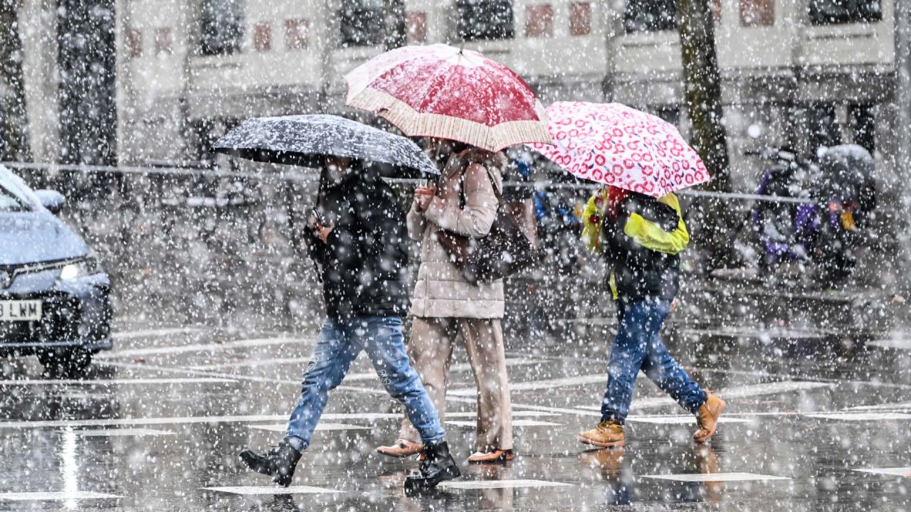 Personas caminan bajo la nevada, en Madrid, España. | Foto:Xinhua/Cheng Min