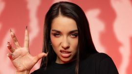 La original combinación Y2K punk de María Becerra rebutizando la vincha con bikini