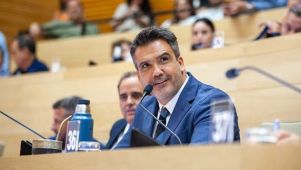 Facundo Torres junto a Llamosas en la Legislatura