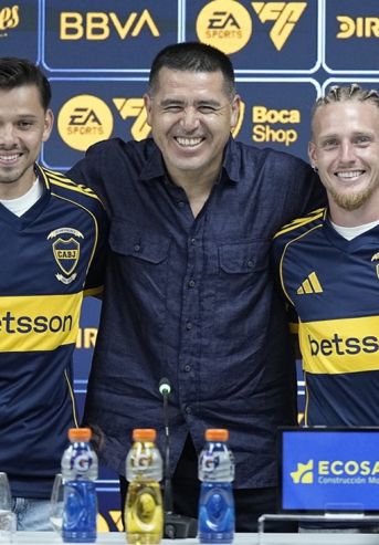 Santiago Ascacibar y Ángel Romero junto a Juan Román Riquelme