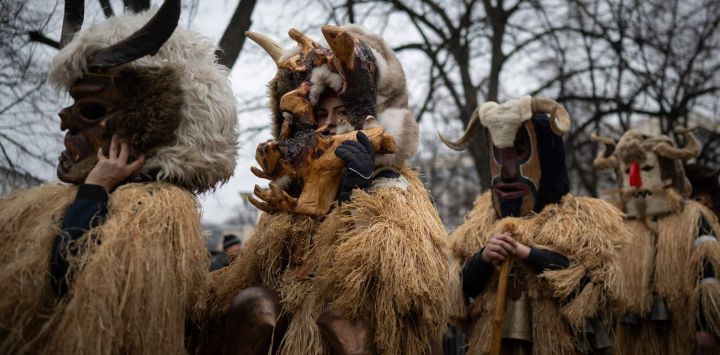 Bailarines con disfraces y máscaras, conocidos como Kukeri, actúan durante el Festival Internacional de los Juegos de Mascarada en Pernik, al oeste de Bulgaria. El festival cuenta con participantes que llevan máscaras multicolores, cubiertas de cuentas, cintas y borlas de lana, mientras el bailarín principal, cargado de campanillas para ahuyentar enfermedades y malos espíritus, se balancea como una espiga de trigo cargada de grano.