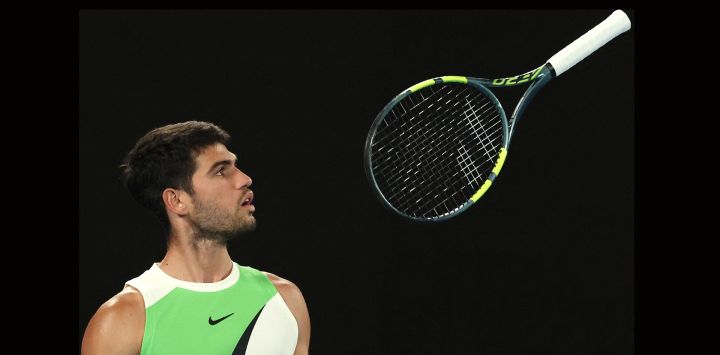 El español Carlos Alcaraz reacciona tras un punto ante el australiano Alex De Minaur durante su partido de cuartos de final individual masculino en el décimo día del torneo de tenis Abierto de Australia en Melbourne.