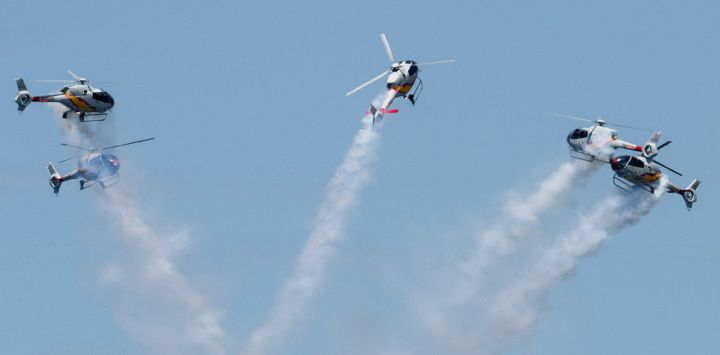 Helicópteros de la patrulla ASPA de la Fuerza Aérea Española realizan una exhibición aérea sobre la playa de Ipanema en Río de Janeiro, Brasil. El evento conmemora el centenario del vuelo Plus Ultra de 1926, la primera travesía del Atlántico Sur en un solo avión desde España hasta Sudamérica.