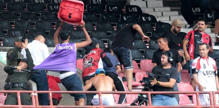 Hinchas del Cúcuta Deportivo se enfrentan en las tribunas durante el partido de la liga colombiana entre el Cúcuta Deportivo y el Atlético Bucaramanga en el estadio General Santander de Cúcuta, Colombia. Un hincha colombiano murió y otras cinco personas resultaron heridas en enfrentamientos entre grupos rivales tras un partido en la ciudad norteña de Cúcuta, informó la policía colombiana.
