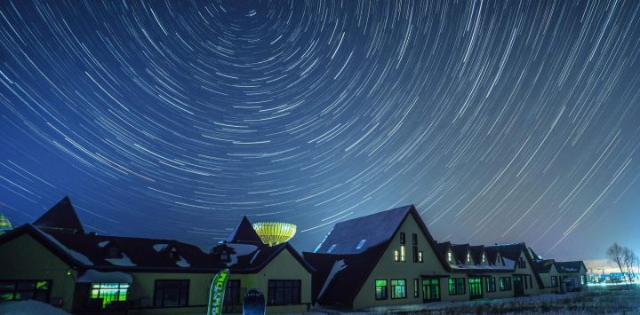 Imagen compuesta de una vista del cielo estrellado en la Estación de Esquí de Yabuli, en la provincia de Heilongjiang, en el noreste de China. Heilongjiang, la provincia más al norte de China, ha entrado en el período dorado para la observación del cielo estrellado de invierno. Con auroras que aparecen ocasionalmente, el cielo estrellado brillante y el paisaje helado juntos despliegan una imagen serena e impresionante.