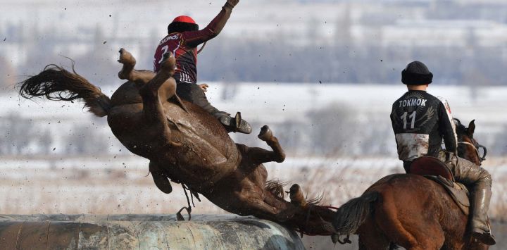 Jinetes kirguisos practican el deporte tradicional centroasiático de "Kok-Boru" (Lobo Gris) o "Buzkashi" (Agarre de Cabra) en el asentamiento de Don-Aryk, a unos 80 km de Biskek. Los jinetes compiten por puntos lanzando una piel de oveja disecada a un pozo.