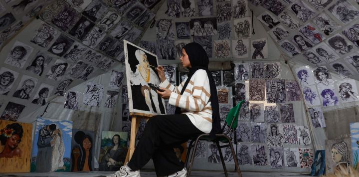 Marah Al-Za'anin, una joven desplazada de dieciocho años, pinta un retrato que cuelga dentro de su tienda de campaña en el albergue escolar Al-Rimal, gestionado por el Organismo de Obras Públicas y Socorro de las Naciones Unidas para los Refugiados de Palestina en Oriente Próximo (OOPS), en el norte de la Franja de Gaza. Desde el 10 de octubre, una frágil tregua en Gaza, patrocinada por Estados Unidos, ha frenado en gran medida los combates entre las fuerzas israelíes y Hamás, pero ambas partes han denunciado frecuentes violaciones.