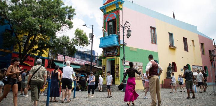 Personas recorren el sector "Caminito" del barrio de La Boca, en la ciudad de Buenos Aires, capital de Argentina. El número de viajeros no residentes que visitaron Argentina cayó un 14,3 por ciento interanual en 2025, hasta ubicarse en 5,3 millones de personas, según informó el Instituto Nacional de Estadística y Censos.