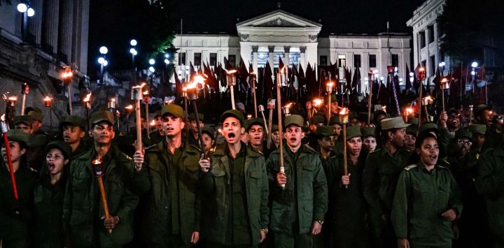 Soldados cubanos participan en la Marcha de las Antorchas en el 173.º aniversario del Héroe Nacional José Martí (líder de la independencia de Cuba de España y fundador del Partido Revolucionario Cubano) en La Habana. Miles de cubanos, en su mayoría jóvenes, marcharon en La Habana en protesta contra las amenazas estadounidenses contra la isla caribeña durante la tradicional "marcha de las antorchas".