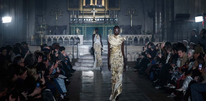 Una modelo presenta una creación de Yuima Nakazato para el desfile de Alta Costura Primavera/Verano 2026 de la colección femenina The American Cathedral, en el marco de la Semana de la Moda de Alta Costura de París, en París.