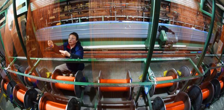 Una trabajadora fabrica engranajes de red en una fábrica en el parque industrial Haizhou, en Lianyungang, en la provincia de Jiangsu, en el este de China. Las ganancias de las principales empresas industriales de China volvieron a crecer en 2025, rompiendo así una racha de tres años de caídas, y sectores emergentes como la fabricación de equipos y de alta tecnología actuaron como los principales motores de crecimiento.